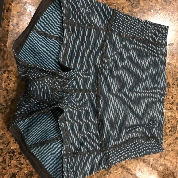 Lululemon shorts size 4 - Picture 2 of 3